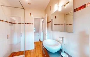 Maisons de vacances Nice Home In Louvie-Soubiron : photos des chambres