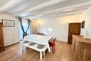 Maisons de vacances Spacieuse longere archi cosy - Jardin : photos des chambres