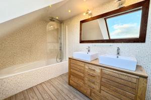 Maisons de vacances Spacieuse longere archi cosy - Jardin : photos des chambres