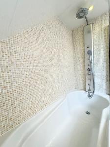 Maisons de vacances Spacieuse longere archi cosy - Jardin : photos des chambres
