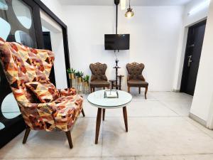 Spacious 2BHK with big bedrooms and kitchen 7