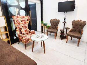 Spacious 2BHK with big bedrooms and kitchen 7