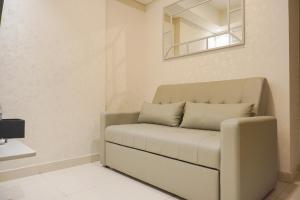 Modern Look and Warm 1BR at Gold Coast Apartment By Travelio