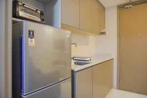 Modern Look and Warm 1BR at Gold Coast Apartment By Travelio