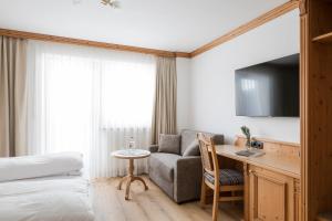 Standard Double Room with Balcony and Mountain View