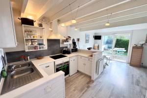 Maisons de vacances Maisonnette 300m des plages - Piscine chaufee : photos des chambres