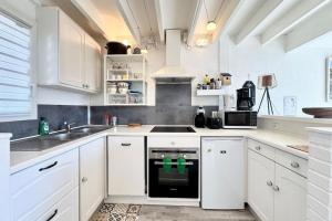 Maisons de vacances Maisonnette 300m des plages - Piscine chaufee : photos des chambres