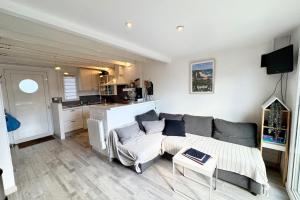 Maisons de vacances Maisonnette 300m des plages - Piscine chaufee : photos des chambres