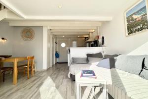 Maisons de vacances Maisonnette 300m des plages - Piscine chaufee : photos des chambres