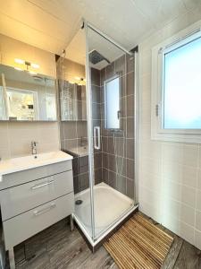 Maisons de vacances Maisonnette 300m des plages - Piscine chaufee : photos des chambres