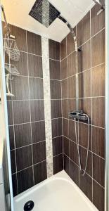 Maisons de vacances Maisonnette 300m des plages - Piscine chaufee : photos des chambres