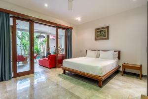 NEW! Comfy 3BR Villa in Canggu with Rooftop Bar & Pool