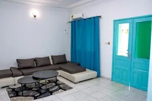 Maison meublée avec parking et jardin - Douala