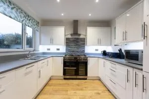 Falkirk House - Long Stays - Sleeps 6 - 3 Bedrooms - Parking - Wifi - Broad Hinton