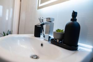 Middleton 4-Beds Sleeps 7 with Street Parking