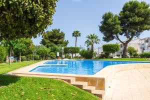 The Sun - pool and relax