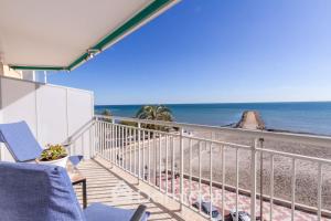 Playa a 5 metros en el centro de Santa Pola by Domidai