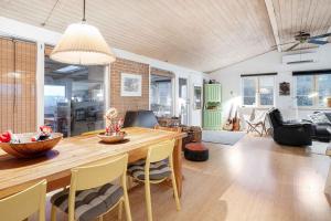 Lovely Cottage In Dronningmølle