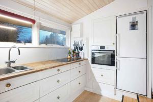 Lovely Cottage In Dronningmølle