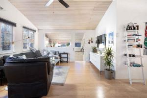 Lovely Cottage In Dronningmølle