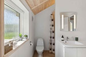 Lovely Summer House With Spa, Close To The Beach