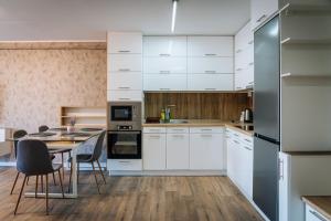 Apartament spațios cu magazin si bus