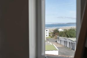 Modern Apartment Private Parking Walk to Beach