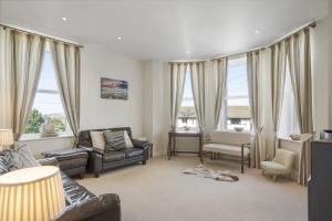 Modern Apartment Private Parking Walk to Beach