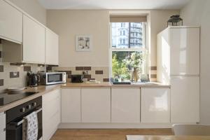 Modern Apartment Private Parking Walk to Beach