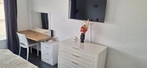 Chic & Cozy 2-Bedroom Retreat