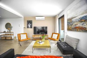 Luxury 3-Bed Penthouse with Ocean Views, Terrace & Pool