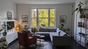 Beautiful 1-bedroom in Idyllic London Neighborhood