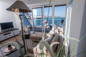 Schwimmendes Ferienhaus Antares One by Seeblick Ferien ORO, rundum Wasser, Sauna