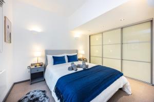 Amazing 2BR 2BA for 8 by Plotseeker London