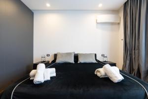 Chiaia-Piazza Amedeo Close Metro Station and Sea