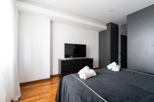 Chiaia-Piazza Amedeo Close Metro Station and Sea