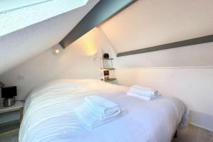 Maisons de vacances Jolie maisonnette - 300m des plages piscine : photos des chambres