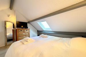 Maisons de vacances Jolie maisonnette - 300m des plages piscine : photos des chambres