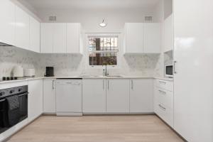 Modern 2-Bed Apartment with Parking near Bondi Beach