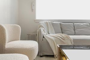 Modern 2-Bed Apartment with Parking near Bondi Beach