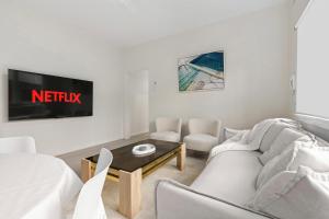 Modern 2-Bed Apartment with Parking near Bondi Beach