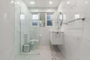 Modern 2-Bed Apartment with Parking near Bondi Beach