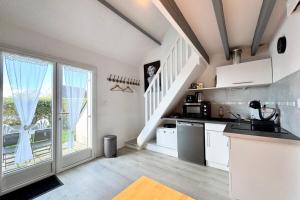 Maisons de vacances Jolie maisonnette - 300m des plages piscine : photos des chambres