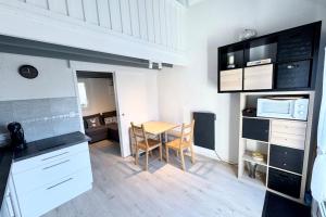 Maisons de vacances Jolie maisonnette - 300m des plages piscine : photos des chambres