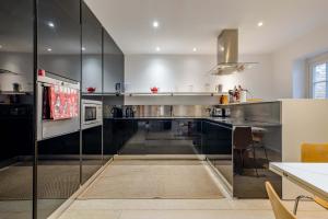 Stunning Oversized 3 bedroom Flat in Notting Hill