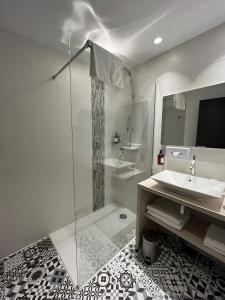 Hotels Domaine de La Gressiere :  Chambre Double Premium - Vue sur Château