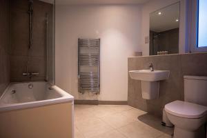 Spacious 2 Bedroom Apartment in Crawley