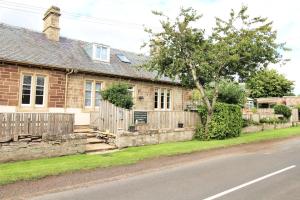 3 Bedrooms - 2 Bath Rooms - Dog Friendly - Parking