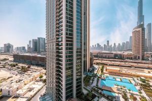 Downtown Dreams Burj Khalifa View with Dubai Mall, Pool & Free Parking