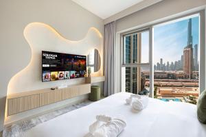 Downtown Dreams Burj Khalifa View with Dubai Mall, Pool & Free Parking